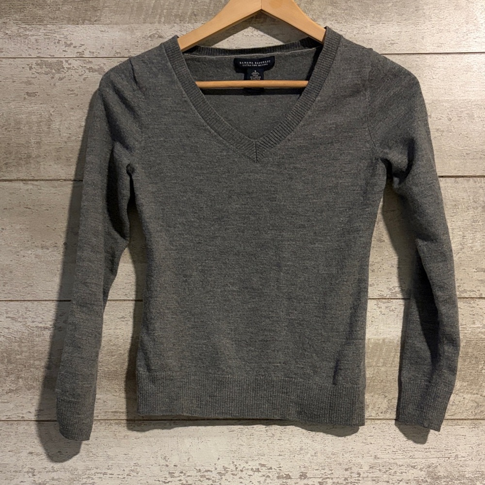 Woman’s Banana Republic Extra Fine Merino Wool Charcoal V-Neck Sweater